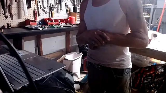 Snapshot of justinewe69 chatting on 10.28.25 justinewe69 online show from 10.28.25