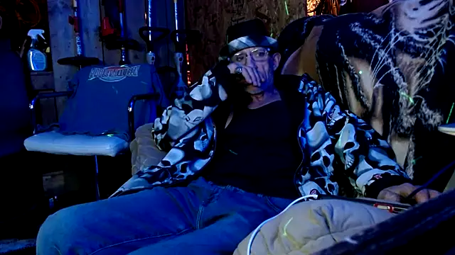 Snapshot of justinewe69 chatting on 12.14.25 justinewe69 online show from 12.14.25