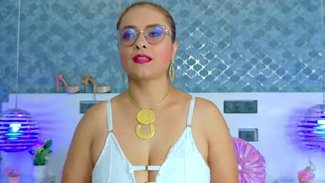 Snapshot of MarilynVega1 chatting on 09.11.25 MarilynVega1 online show from 09.11.25