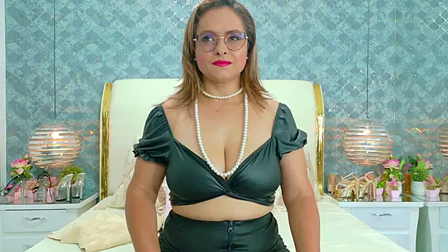 Snapshot of MarilynVega1 chatting on 10.24.25 MarilynVega1 online show from 10.24.25