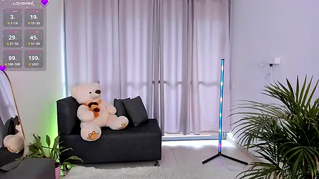 Snapshot of roxie_gates_ chatting on 12.21.24 roxie gates online show from 12.21.24