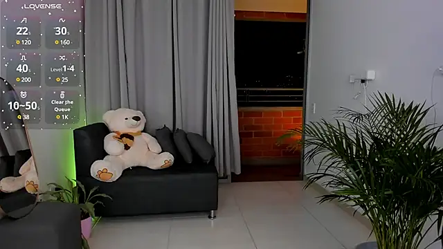 Snapshot of roxie_gates_ chatting on 02.04.25 roxie gates online show from 02.04.25