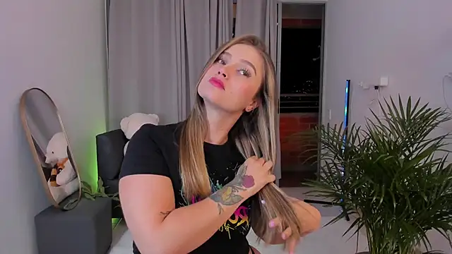 Snapshot of roxie_gates_ chatting on 02.13.25 roxie gates online show from 02.13.25