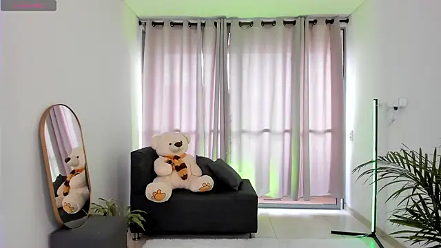 Snapshot of roxie_gates_ chatting on 02.18.25 roxie gates online show from 02.18.25