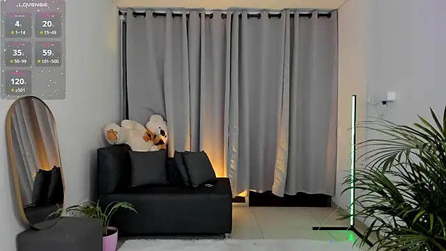 Snapshot of roxie_gates_ chatting on 02.21.25 roxie gates online show from 02.21.25