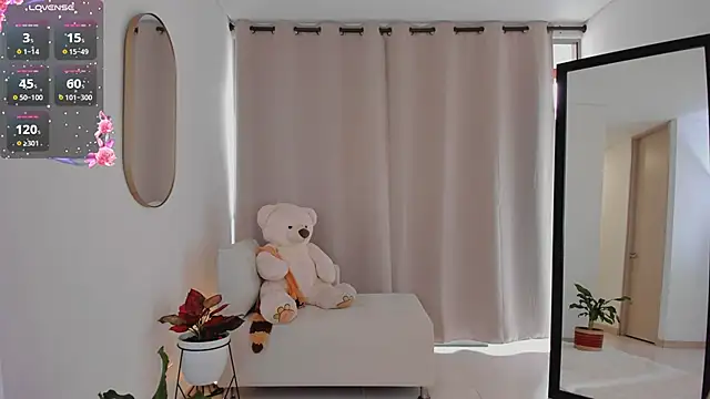 Snapshot of roxie_gates_ chatting on 09.19.25 roxie gates online show from 09.19.25