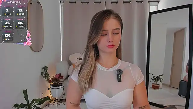 Snapshot of roxie_gates_ chatting on 09.27.25 roxie gates online show from 09.27.25