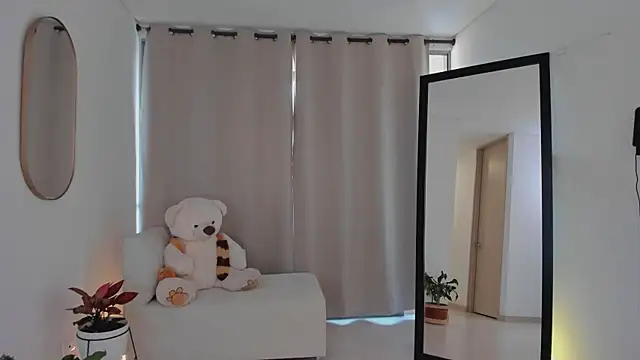 Snapshot of roxie_gates_ chatting on 09.29.25 roxie gates online show from 09.29.25