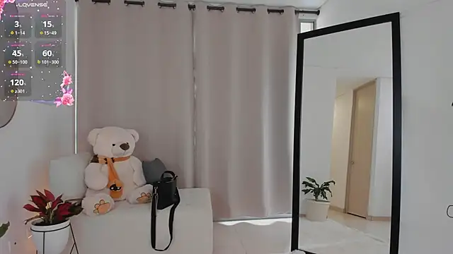 Snapshot of roxie_gates_ chatting on 10.10.25 roxie gates online show from 10.10.25