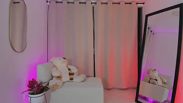 Snapshot of roxie_gates_ chatting on 10.19.25 roxie gates online show from 10.19.25