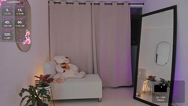 Snapshot of roxie_gates_ chatting on 11.19.25 roxie gates online show from 11.19.25