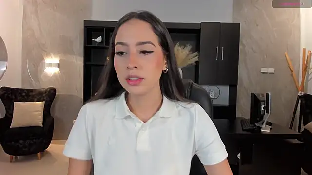 Snapshot of BrennaWalker chatting on 01.04.25 BrennaWalker online show from 01.04.25