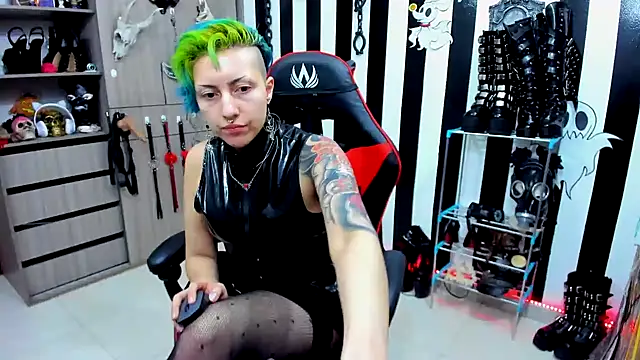 Snapshot of Mistress_Yelena chatting on 01.14.25 Mistress Yelena online show from 01.14.25