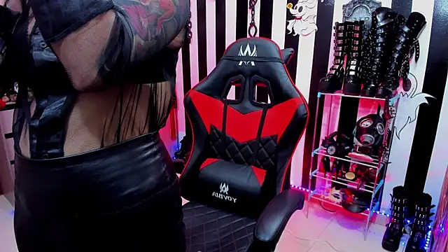 Snapshot of Mistress_Yelena chatting on 02.18.25 Mistress Yelena online show from 02.18.25