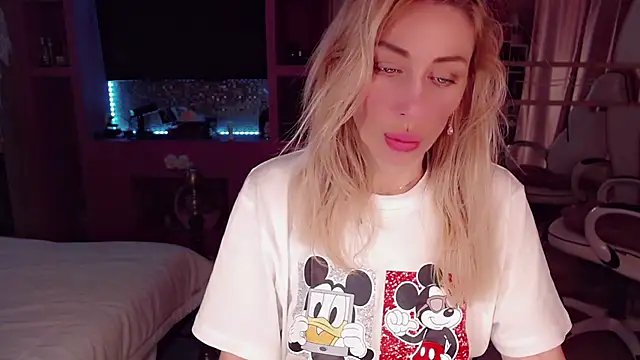 Snapshot of AnnieGOld_ chatting on 10.26.25 AnnieGOld online show from 10.26.25