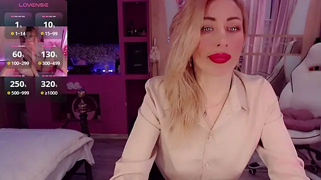 Snapshot of AnnieGOld_ chatting on 10.31.25 AnnieGOld online show from 10.31.25