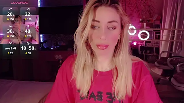 Snapshot of AnnieGOld_ chatting on 11.22.25 AnnieGOld online show from 11.22.25