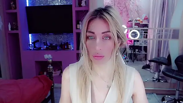 Snapshot of AnnieGOld_ chatting on 12.15.25 AnnieGOld online show from 12.15.25