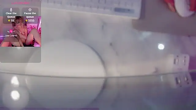 Snapshot of AnnieGOld_ chatting on 12.21.25 AnnieGOld online show from 12.21.25