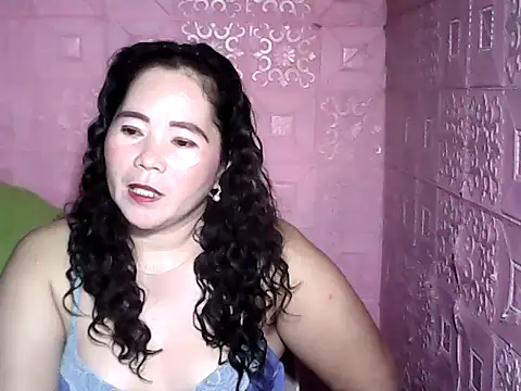 Snapshot of hotpusie_4u chatting on 11.15.25 hotpusie 4u online show from 11.15.25