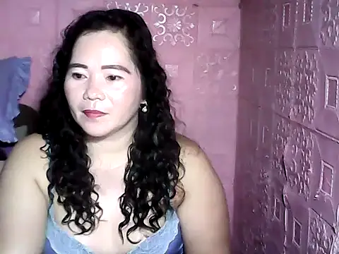 Snapshot of hotpusie_4u chatting on 11.19.25 hotpusie 4u online show from 11.19.25