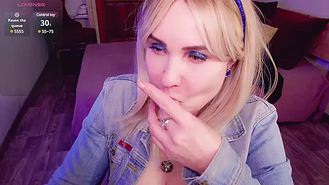 Snapshot of _unique_cam_ chatting on 03.15.25  unique cam  online show from 03.15.25