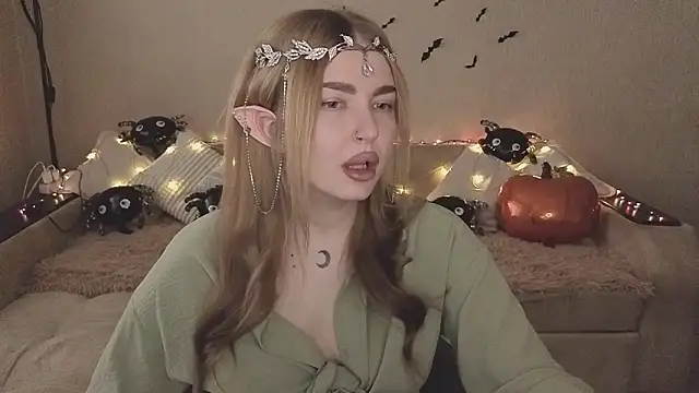 Snapshot of ViolettaLopez chatting on 10.31.25 ViolettaLopez online show from 10.31.25