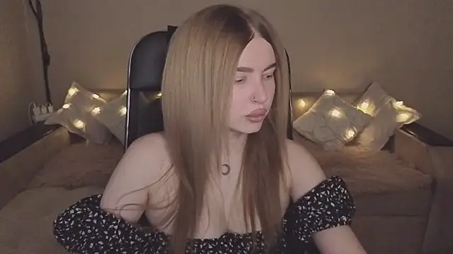 Snapshot of ViolettaLopez chatting on 11.10.25 ViolettaLopez online show from 11.10.25