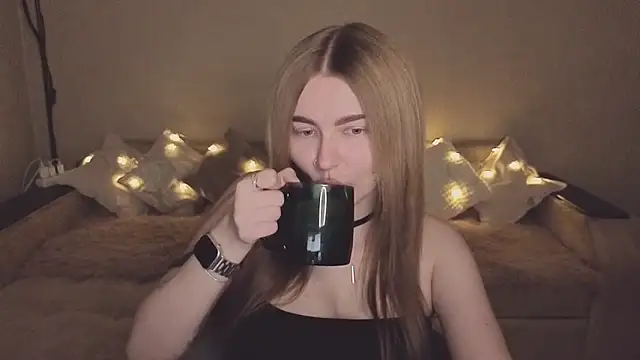 Snapshot of ViolettaLopez chatting on 11.22.25 ViolettaLopez online show from 11.22.25