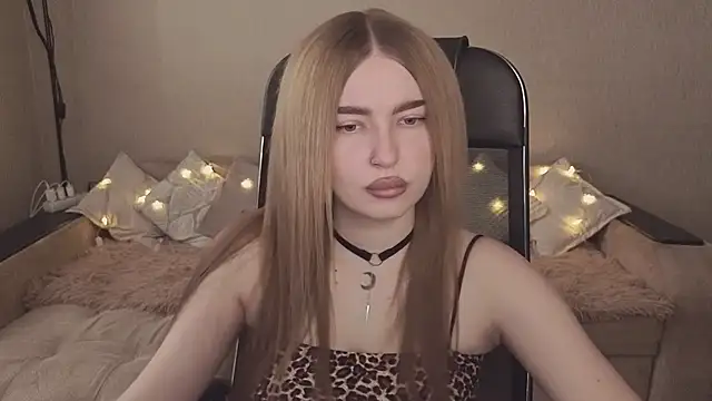 Snapshot of ViolettaLopez chatting on 11.23.25 ViolettaLopez online show from 11.23.25