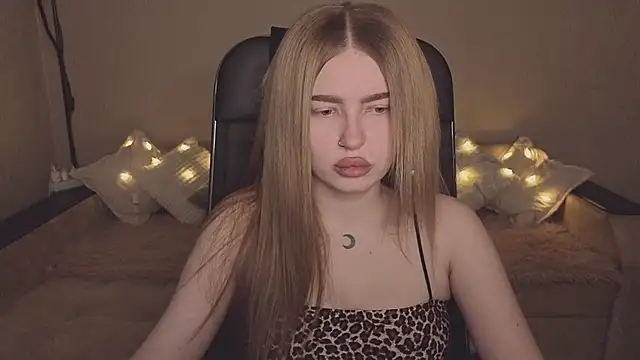 Snapshot of ViolettaLopez chatting on 12.04.25 ViolettaLopez online show from 12.04.25