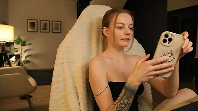 Snapshot of LadyInBad chatting on 02.11.25 LadyInBad online show from 02.11.25