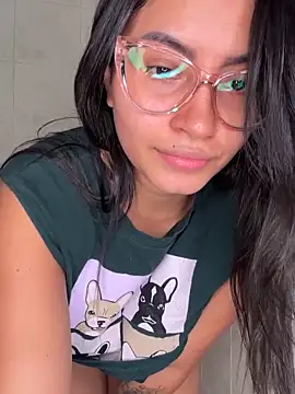 Snapshot of PaulinaBelushi chatting on 12.11.24 PaulinaBelushi online show from 12.11.24