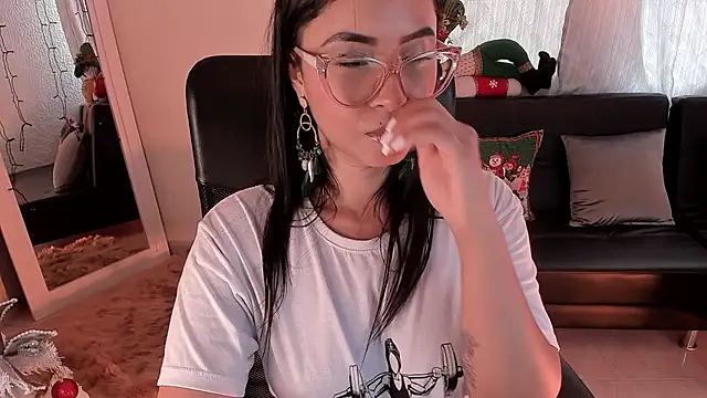 Snapshot of PaulinaBelushi chatting on 12.13.24 PaulinaBelushi online show from 12.13.24