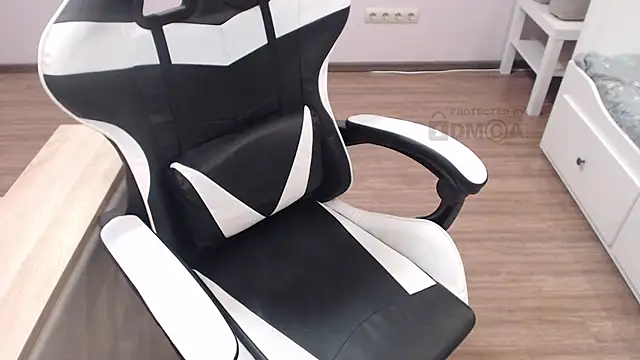 Snapshot of Mandarin4ks chatting on 02.05.25 Mandarin4ks online show from 02.05.25