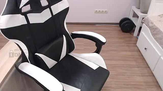 Snapshot of Mandarin4ks chatting on 03.17.25 Mandarin4ks online show from 03.17.25