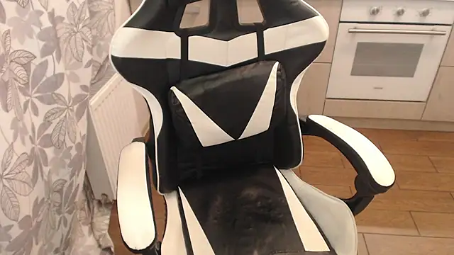 Snapshot of Mandarin4ks chatting on 10.12.25 Mandarin4ks online show from 10.12.25