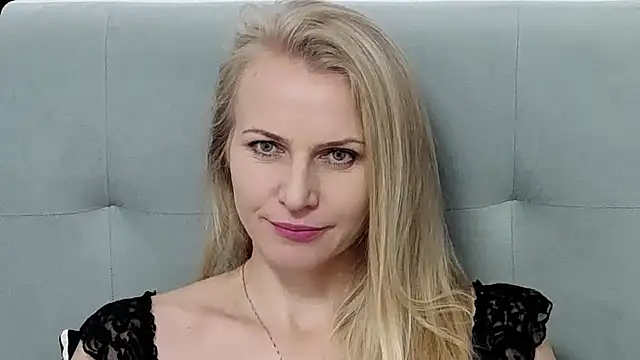 Snapshot of K__Adrienne chatting on 11.07.25 K Adrienne online show from 11.07.25