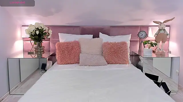 MiaMuse online show from 04.28.26