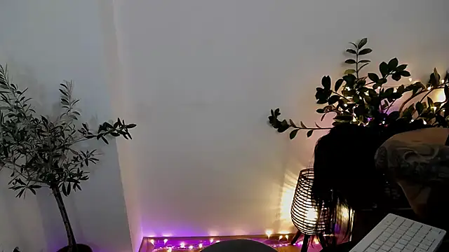 Snapshot of Xentthia chatting on 11.20.25 Xentthia online show from 11.20.25