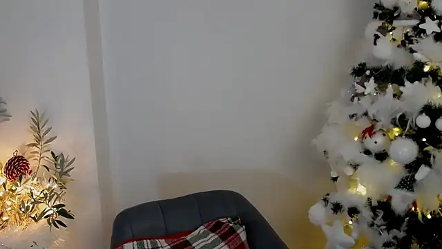 Snapshot of Xentthia chatting on 12.04.25 Xentthia online show from 12.04.25