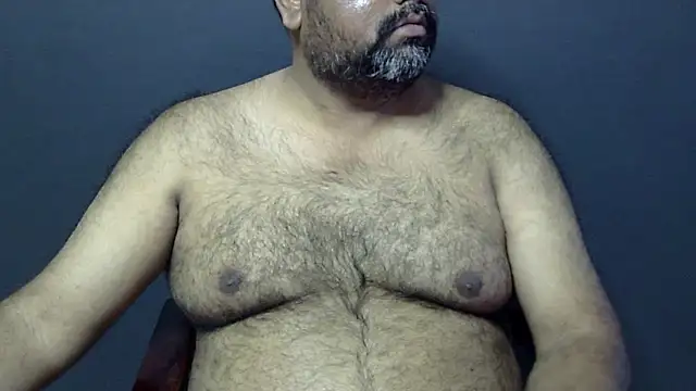 Snapshot of hairysubcub_70 chatting on 02.01.25 hairysubcub 70 online show from 02.01.25