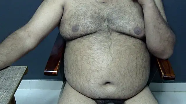 Snapshot of hairysubcub_70 chatting on 02.17.25 hairysubcub 70 online show from 02.17.25