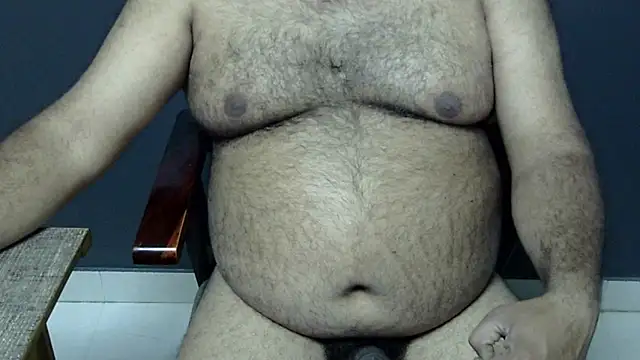 Snapshot of hairysubcub_70 chatting on 02.18.25 hairysubcub 70 online show from 02.18.25