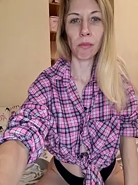 Snapshot of MissisMilk chatting on 01.05.25 MissisMilk online show from 01.05.25