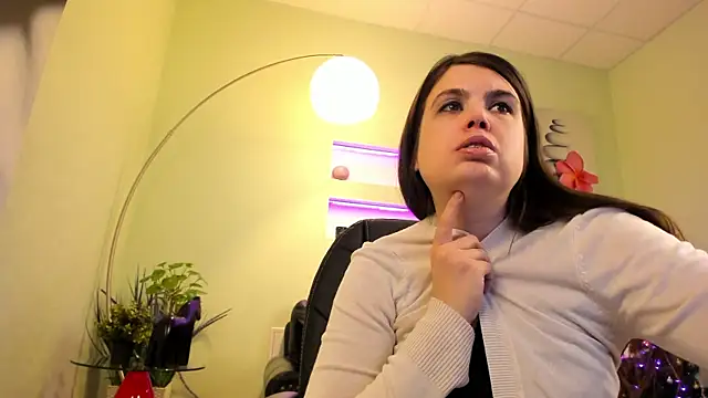 Snapshot of BattyMoll chatting on 12.12.24 BattyMoll online show from 12.12.24