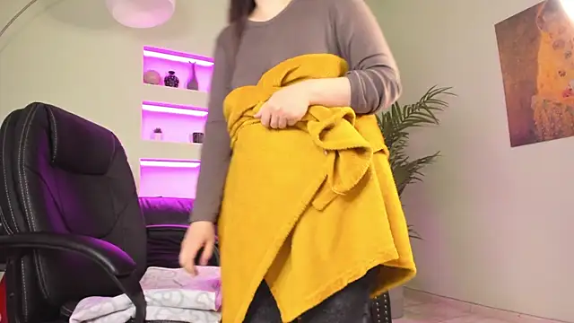 Snapshot of BattyMoll chatting on 02.10.25 BattyMoll online show from 02.10.25