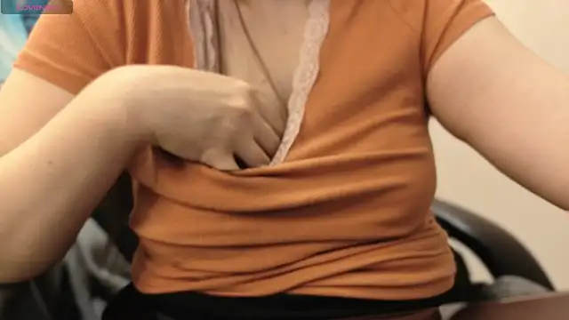 Snapshot of BattyMoll chatting on 11.30.25 BattyMoll online show from 11.30.25