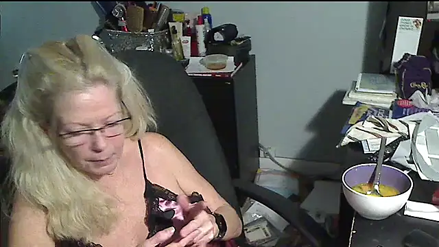 Snapshot of XTRAHORNYONE chatting on 11.28.25 XTRAHORNYONE online show from 11.28.25