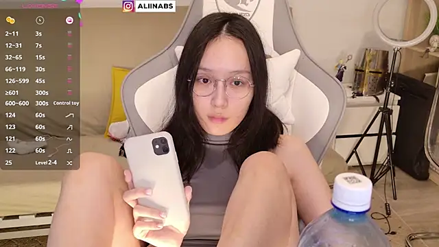 Snapshot of aliiiiiina chatting on 12.21.24 aliiiiiina online show from 12.21.24